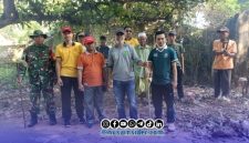 Foto. Aksi Bersih-bersih Jumat Berkah di Desa Legung Timur bersama DLH, Forkopimcam dan Pemdes setempat. 