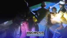 Foto. Nakes asal Puskesmas Nonggunong Sapudi saat mendampingi Rujukan pasien menuju RSUD Moh Anwar Sumenep