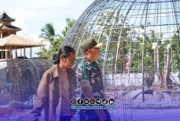 Foto. Fauzi As Pengamat Kebijakan publik saat bersama Brigjen TNI Kohir di Desa Matahari sumenep