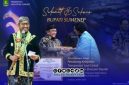 Foto. Bupati Sumenep Achmad Fauzi wongsojudo,SH.,MH saat memakai Baju Adat dan Wakil Bupati Sumenep KH Imam Hasyim, SH.,MH mengenakan Batik Khas Lokal saat menerima penghargaan di Surabaya