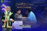 Foto. Bupati Sumenep Achmad Fauzi wongsojudo,SH.,MH saat memakai Baju Adat dan Wakil Bupati Sumenep KH Imam Hasyim, SH.,MH mengenakan Batik Khas Lokal saat menerima penghargaan di Surabaya