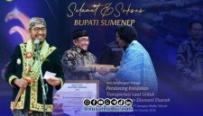 Foto. Bupati Sumenep Achmad Fauzi wongsojudo,SH.,MH saat memakai Baju Adat dan Wakil Bupati Sumenep KH Imam Hasyim, SH.,MH mengenakan Batik Khas Lokal saat menerima penghargaan di Surabaya