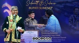 Foto. Bupati Sumenep Achmad Fauzi wongsojudo,SH.,MH saat memakai Baju Adat dan Wakil Bupati Sumenep KH Imam Hasyim, SH.,MH mengenakan Batik Khas Lokal saat menerima penghargaan di Surabaya