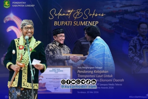 Foto. Bupati Sumenep Achmad Fauzi wongsojudo,SH.,MH saat memakai Baju Adat dan Wakil Bupati Sumenep KH Imam Hasyim, SH.,MH mengenakan Batik Khas Lokal saat menerima penghargaan di Surabaya