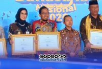 Foto. Bupati Sumenep, Dr. H. Achmad Fauzi Wongsojudo saat menerima Penghargaan Revitalisasi Bahasa Daerah (RBD) dari kemendikdasmen
