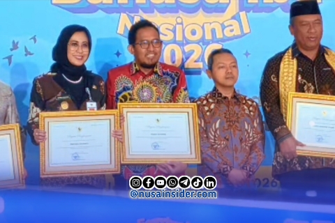 Foto. Bupati Sumenep, Dr. H. Achmad Fauzi Wongsojudo saat menerima Penghargaan Revitalisasi Bahasa Daerah (RBD) dari kemendikdasmen
