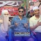 Foto. H Syfawan wahyudi, Owner DRT Group bersama Istri di Stand DRT melakukan Foto Bersama dengan Jebolan DA7 Valen Akbar di tengah-tengah konser Madura Fest 2026