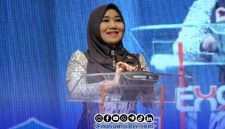 Foto. Anggota DPD/MPR Dr Lia Istifhama, S.Sos.i., M.E.I saat memberikan sambutan di acara pelepasan SD Taruna Surabaya
