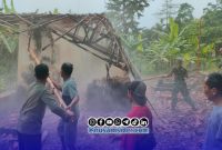 Foto. Koramil Sapudi saat Bantu Warga