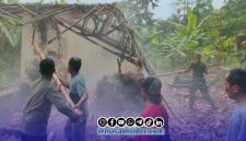 Foto. Koramil Sapudi saat Bantu Warga