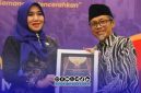 Foto. Anggota DPD RI, Dr Lia Istifhama saat menerima Penghargaan Maklumat Partnership Award 2026