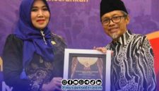 Foto. Anggota DPD RI, Dr Lia Istifhama saat menerima Penghargaan Maklumat Partnership Award 2026