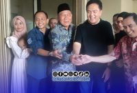 Foto. HM Iqbal dan BHS didampingi Franki dan Ilmi usai pemotongan pita.