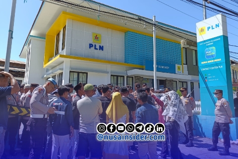 Foto. Aksi Demontrasi Masyarakat Timur saya di PLN Sumenep