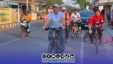 Foto. Tampak Kepala Bappeda Sumenep, Dr Ir Arif Firmanto, S.TP.,M.Si., IPU, ASEAN. Eng menggunakan sepeda Gunung diikuti pegawai usai lakukan Kegiatan Gerakan ASRI di Sumenep
