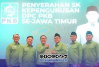 Foto. Penyerahan SK Kepengurusan DPC PKB Pamekasan di Surabaya