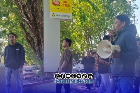 Foto. Aksi Jaring Demokrasi Sumekar di Polresta Sumenep