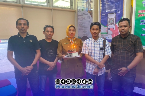 Foto. Pengurus Jurnalis Sumenep Independen (JSI) kabupaten Sumenep saat merayakan Ultah Direktur RSUD Moh Anwar Sumenep