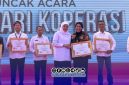 Foto. Rektor UNITOMO Surabaya saat menerima penghargaan yang diberikan langsung Gubernur Jawa Timur, Khofifah Indar Parawansa. 