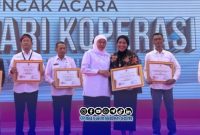 Foto. Rektor UNITOMO Surabaya saat menerima penghargaan yang diberikan langsung Gubernur Jawa Timur, Khofifah Indar Parawansa. 