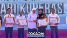 Foto. Rektor UNITOMO Surabaya saat menerima penghargaan yang diberikan langsung Gubernur Jawa Timur, Khofifah Indar Parawansa.