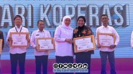 Foto. Rektor UNITOMO Surabaya saat menerima penghargaan yang diberikan langsung Gubernur Jawa Timur, Khofifah Indar Parawansa. 