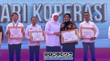 Foto. Rektor UNITOMO Surabaya saat menerima penghargaan yang diberikan langsung Gubernur Jawa Timur, Khofifah Indar Parawansa. 