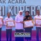 Foto. Rektor UNITOMO Surabaya saat menerima penghargaan yang diberikan langsung Gubernur Jawa Timur, Khofifah Indar Parawansa. 