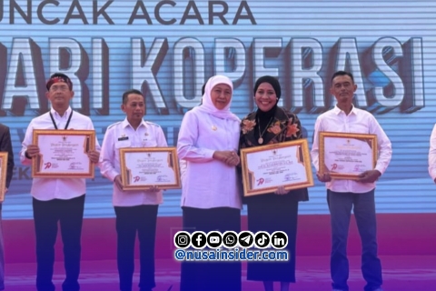 Foto. Rektor UNITOMO Surabaya saat menerima penghargaan yang diberikan langsung Gubernur Jawa Timur, Khofifah Indar Parawansa. 