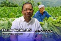 Foto. Kepala Dinas ketahanan pangan dan pertanian (DKPP) kabupaten Sumenep memakai seragam Warna putih (Istimewa for nusainsider.com/Redaksi) 