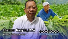 Foto. Kepala Dinas ketahanan pangan dan pertanian (DKPP) kabupaten Sumenep memakai seragam Warna putih (Istimewa for nusainsider.com/Redaksi) 