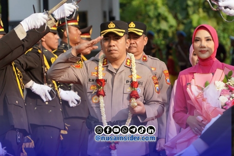Foto. Kapolres Pamekasan AKBP Wahyu Hidayat bersama Istri