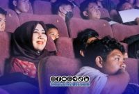 Foto. Anggota DPD RI, Ning Lia Saat nonton bareng Film Istimewa di Surabaya