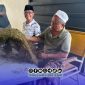 Foto. Bos H Mukmin saat melihat dan membeli Tembakau Milik Petani