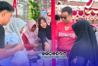Foto. H Bambang Budianto, Owner CV Ayunda Permata Sejahtera Pamekasan Madura Jawa Timur mengenakan Kaos Merah dan Berkecamata