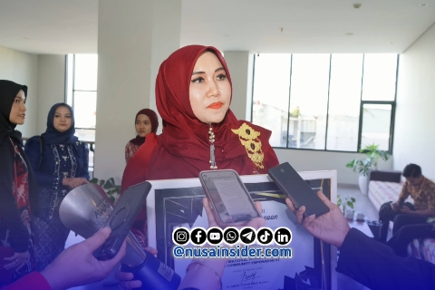 Foto. Anggota DPD/MPR RI, Dr Lia Istifhama, S.Sos.i., M.E.I usai menerima Penghargaan Leadership dan Community Empowerment dari Radar Surabaya. 