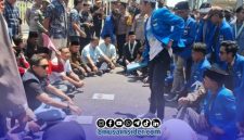 Foto. Ahyatul Karim saat menggelar Aksi di Depan Gedung DPRD Sumenep Beberapa Bulan Lalu
