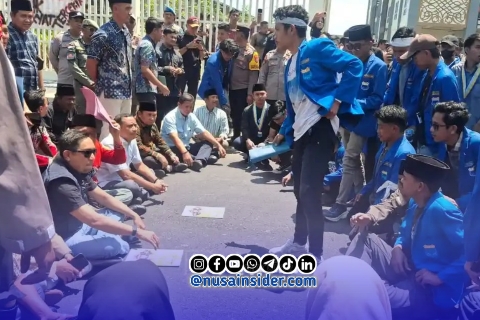 Foto. Ahyatul Karim saat menggelar Aksi di Depan Gedung DPRD Sumenep Beberapa Bulan Lalu