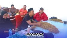 Foto. Tampak Owner PR Haswal Grup, H Ghufron saat melihat Tembakau Hasil Panen Petani di Gudang Miliknya di Kecamatan Lenteng, Sumenep Madura Jawa Timur