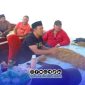 Foto. Tampak Owner PR Haswal Grup, H Ghufron saat melihat Tembakau Hasil Panen Petani di Gudang Miliknya di Kecamatan Lenteng, Sumenep Madura Jawa Timur