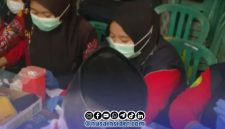 Foto. Petugas Kesehatan Puskesmas Batang-Batang Sumenep saat melakukan Cek Kesehatan Gratis kepada Masyarakat Desa Jenangger kecamatan Batang-batang