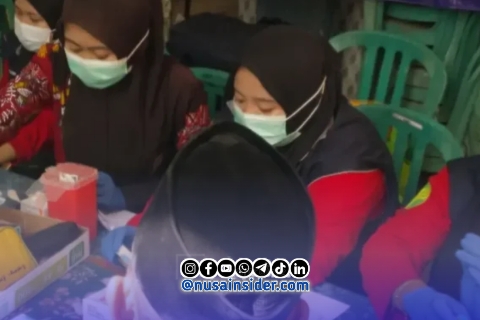 Foto. Petugas Kesehatan Puskesmas Batang-Batang Sumenep saat melakukan Cek Kesehatan Gratis kepada Masyarakat Desa Jenangger kecamatan Batang-batang