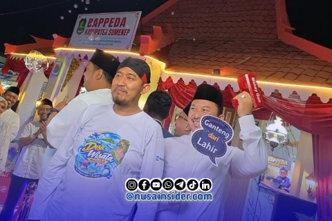 Foto. Kepala Bappeda Bersama Bupati Sumenep saat melakukan Swa Foto di Stan Pembangunan