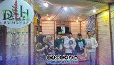 Foto. Bupati Sumenep saat berkunjung ke Stan DLH Sumenep dalam Gelaran Madura culture Festival 4 2026