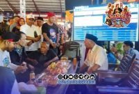 Foto. Achmad Fauzi wongsojudo, SH.,MH saat berkunjung ke Stan Diskominfo dalam Gelaran Madura Night Vaganza dan Pameran Pembangunan Madura Culture Festival 4 2026 di GOR A Yani