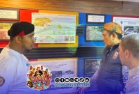Foto. Bupati Sumenep saat mengunjungi Stan DPUTR Dalam Gelaran Madura culture Festival 4 2026 di GOR A Yani