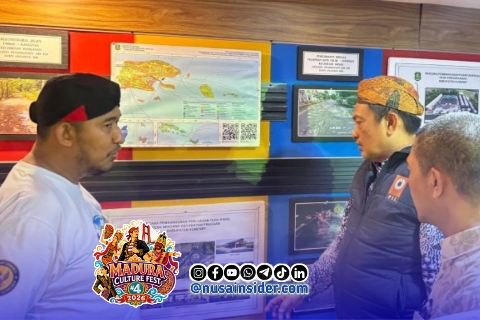 Foto. Bupati Sumenep saat mengunjungi Stan DPUTR Dalam Gelaran Madura culture Festival 4 2026 di GOR A Yani