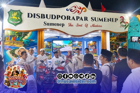 Foto. Bupati Sumenep saat berkunjung ke Stan Milik Disbudporapar dalam Gelaran MCF #4 2026
