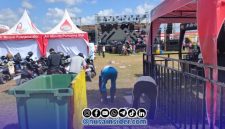 Foto. Petugas Kebersihan dari DLH Sumenep usai pagelaran Fun Run Go Sumenep Purnama MDR MCF#4 2026