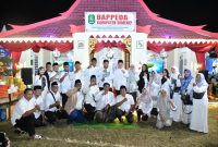 Foto Bersama Pegawai Bappeda Bersama Bupati Sumenep di stan Miliknya dalam Gelaran Madura Culture Festival 4 2026